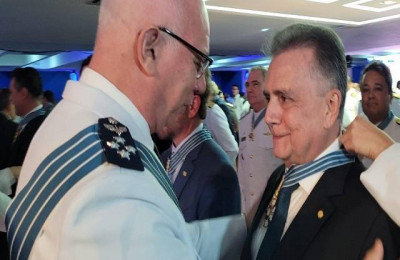 Deputado federal Flávio Nogueira recebe a Medalha Ordem do Mérito Aeronáutico